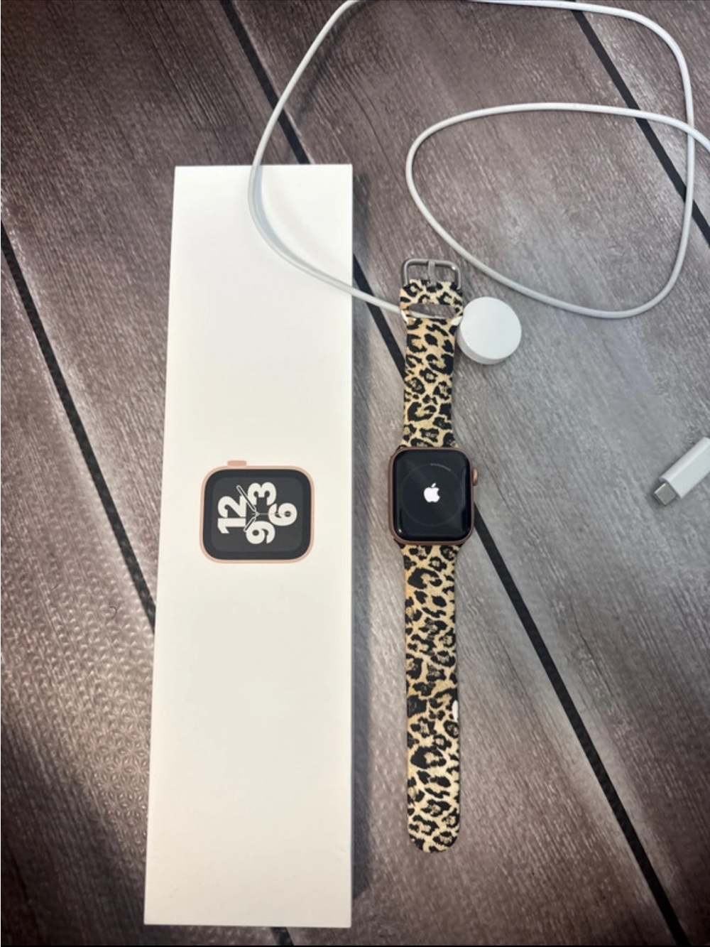 Apple Watch SE with Leopard Print Band - Rose Gold & 6 new bands